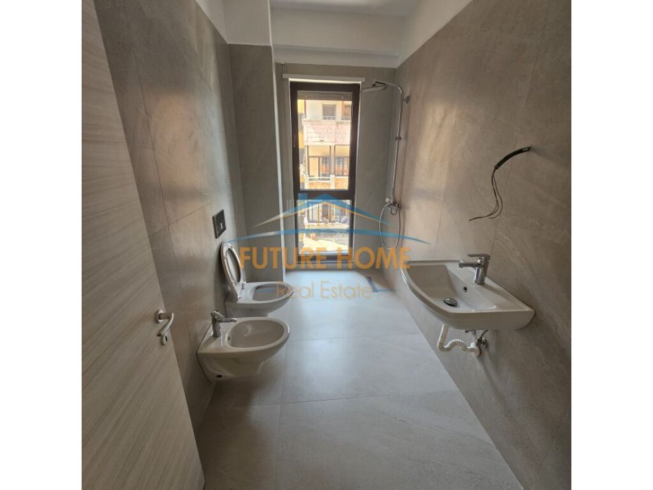 Tirane, jepet me qera zyre Kati 1, 64 m² 950 € (Myslym Shyri)