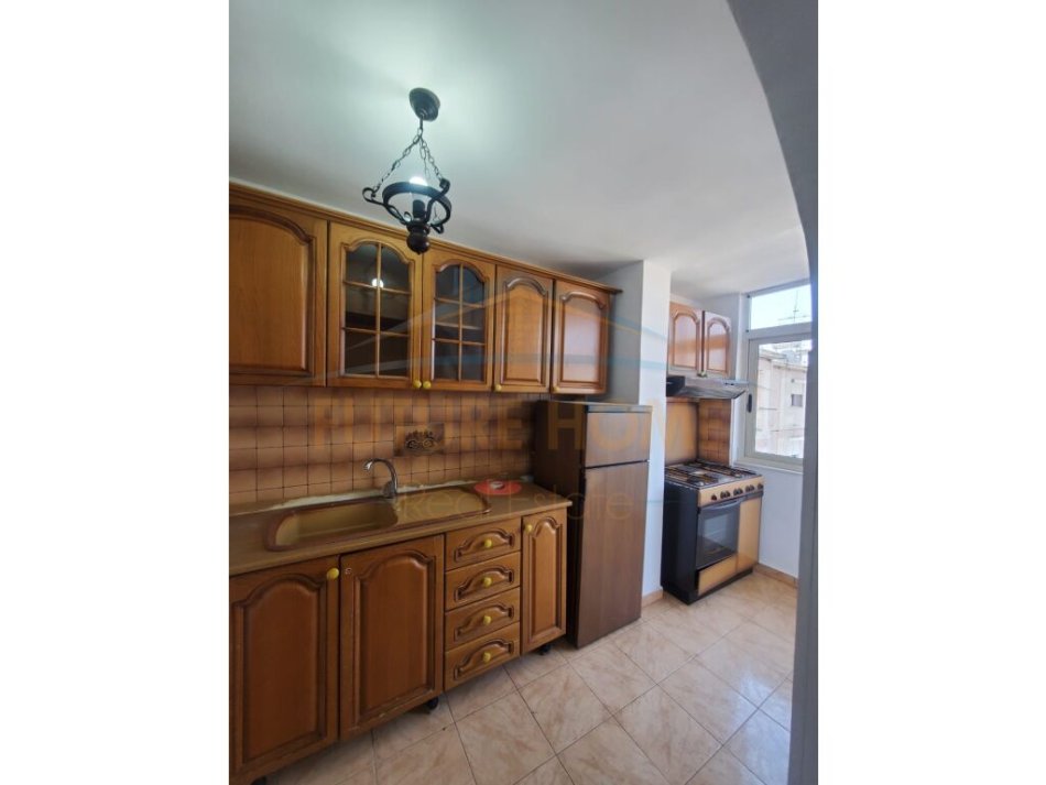 Tirane, jepet me qera apartament 2+1+Ballkon Kati 5, 78 m² 400 € (Ali Demi)