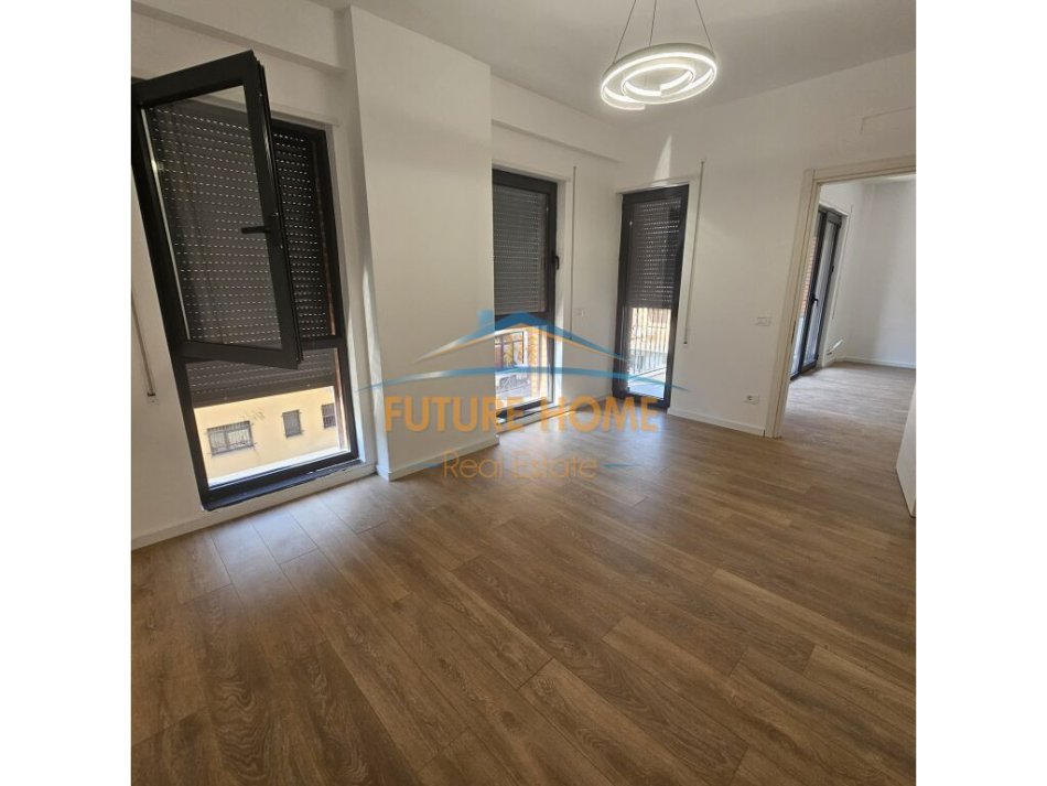 Tirane, jepet me qera zyre Kati 1, 95 m² 1.100 € (Myslym Shyri)