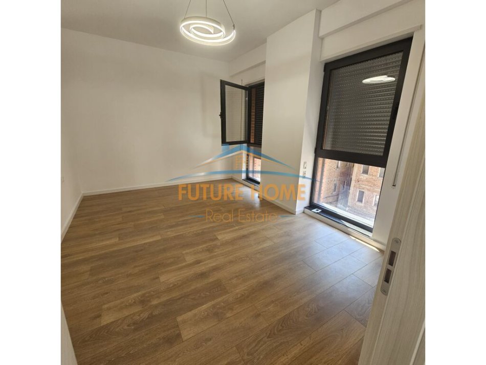 Tirane, jepet me qera zyre Kati 1, 75 m² 1.100 € (Myslym Shyri)