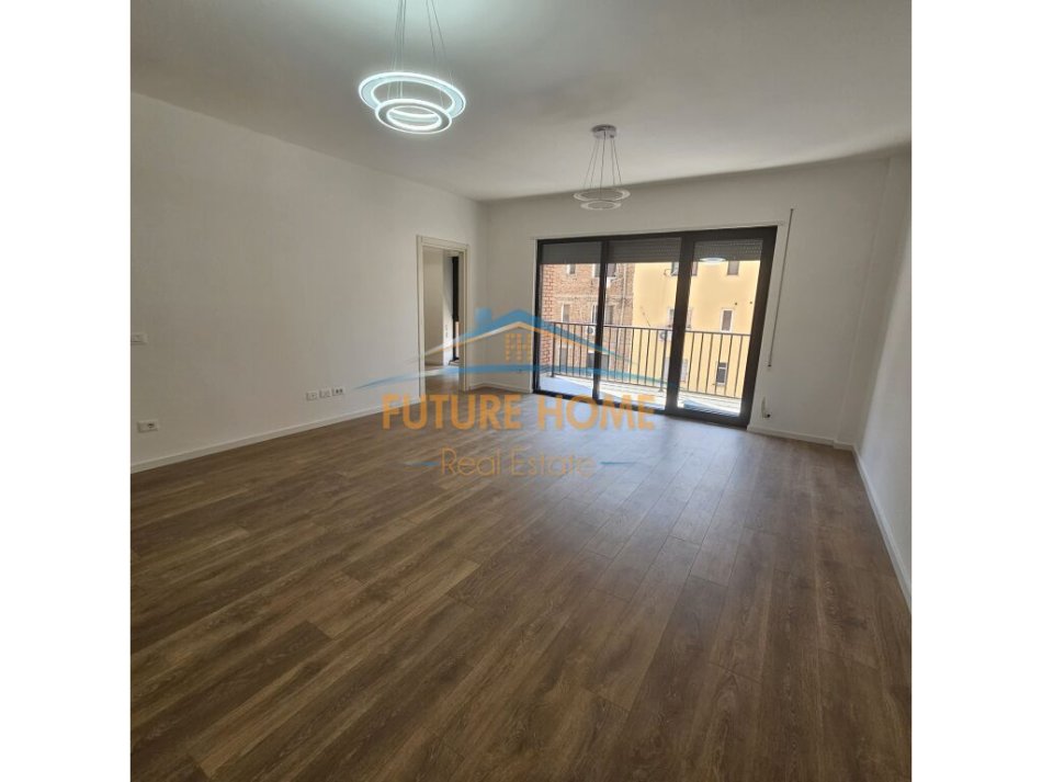 Tirane, jepet me qera zyre Kati 1, 75 m² 1.100 € (Myslym Shyri)