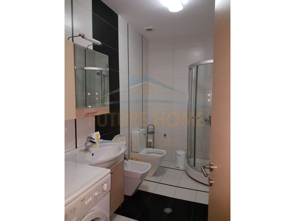 Tirane, jepet me qera apartament 2+1+Ballkon Kati 3, 127 m² 800 € (Rruga e Bogdaneve)