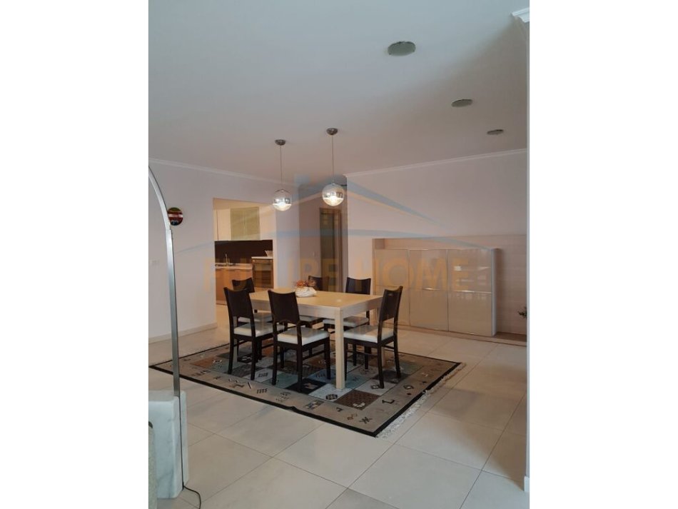 Tirane, jepet me qera apartament 2+1+Ballkon Kati 3, 127 m² 800 € (Rruga e Bogdaneve)