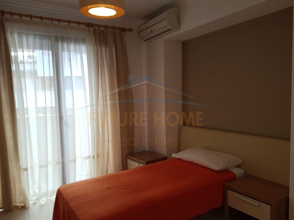 Tirane, jepet me qera apartament 2+1+Ballkon Kati 3, 127 m² 800 € (Rruga e Bogdaneve)