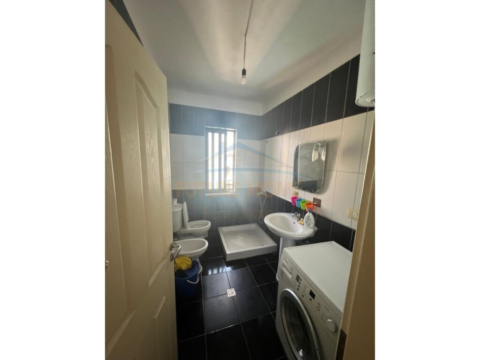 Tirane, jepet me qera apartament 2+1+Ballkon Kati 7, 89 m² 500 € (Yzberisht)
