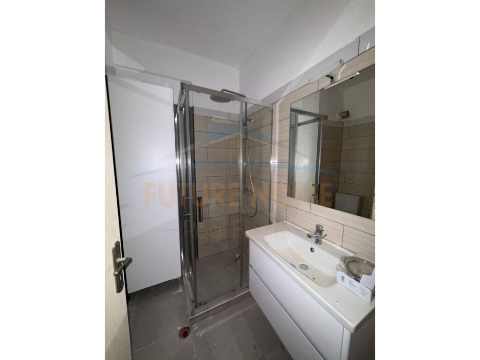 Shqiperi, jepet me qera 2+1+Ballkon Kati 8, 85 m² 400 € (Aleksander Goga)