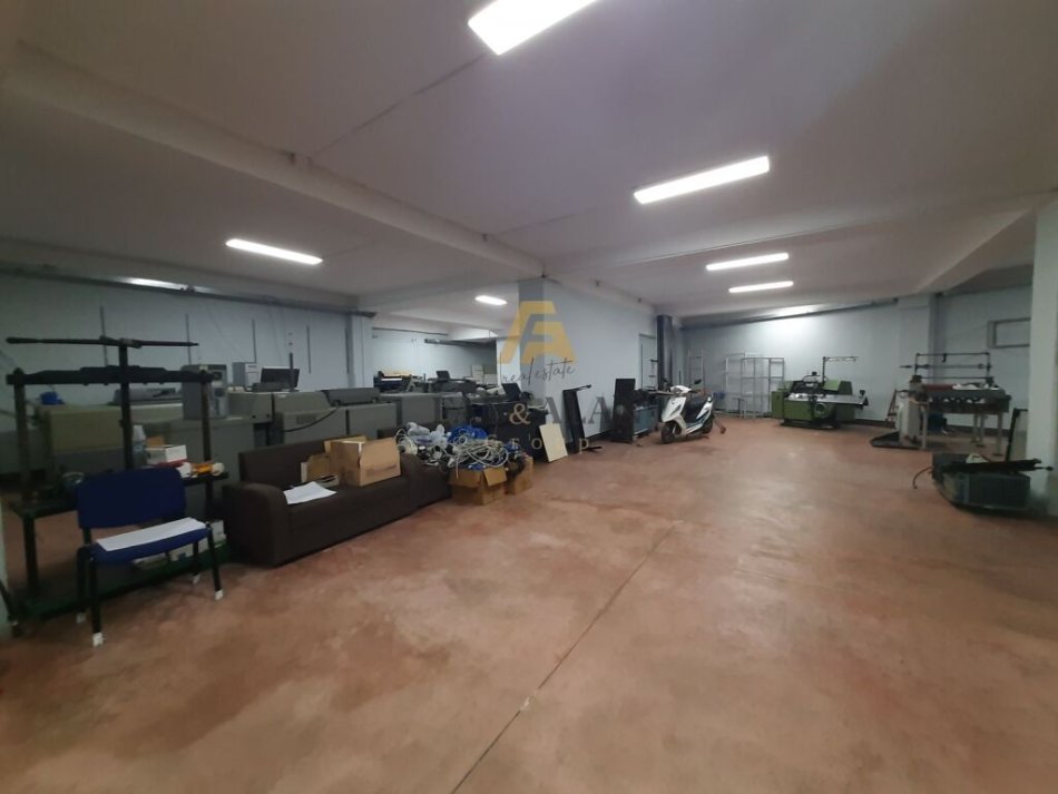 Tirane, shitet garazh Kati -1, 448 m² 240.000 € (Rruga Kastriotet)