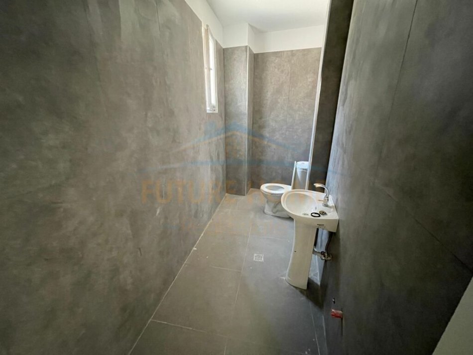 Korce, shitet ambjent biznesi Kati 0, 247 m² 335.000 € (Terminali, Korce)