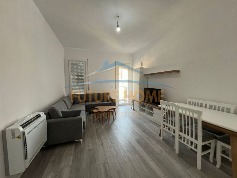 Tirane, jepet me qera apartament 2+1+Ballkon Kati 8, 100 m² 400 € (Univers City)