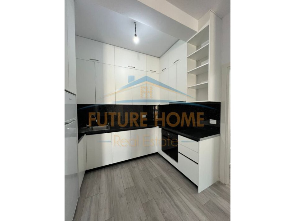 Tirane, jepet me qera apartament 2+1+Ballkon Kati 8, 100 m² 400 € (Univers City)