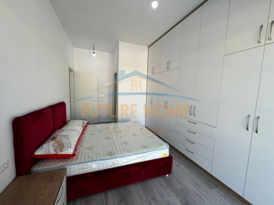 Tirane, jepet me qera apartament 2+1+Ballkon Kati 8, 100 m² 400 € (Univers City)