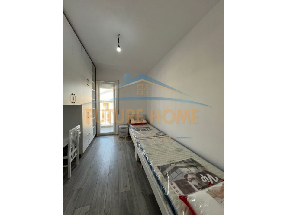 Tirane, jepet me qera apartament 2+1+Ballkon Kati 8, 100 m² 400 € (Univers City)