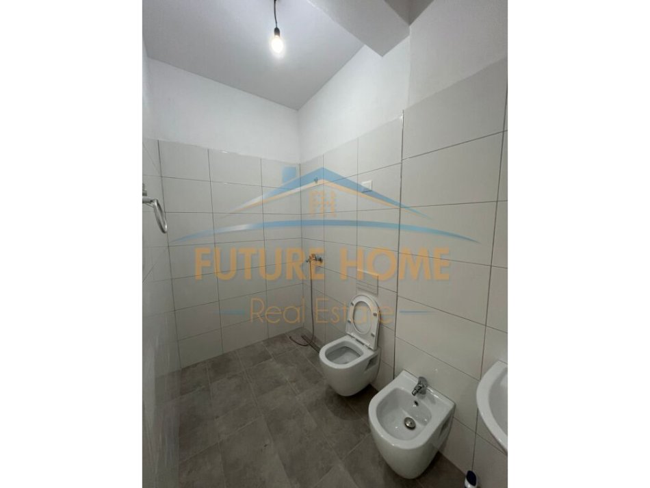 Tirane, jepet me qera apartament 2+1+Ballkon Kati 8, 100 m² 400 € (Univers City)