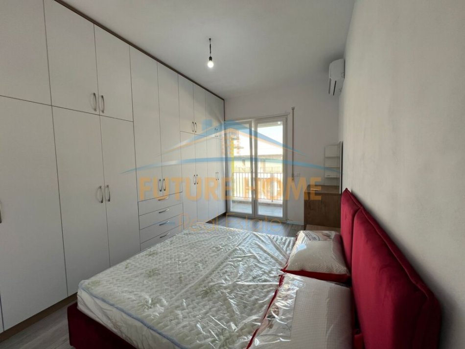 Tirane, jepet me qera apartament 2+1+Ballkon Kati 8, 100 m² 400 € (Univers City)