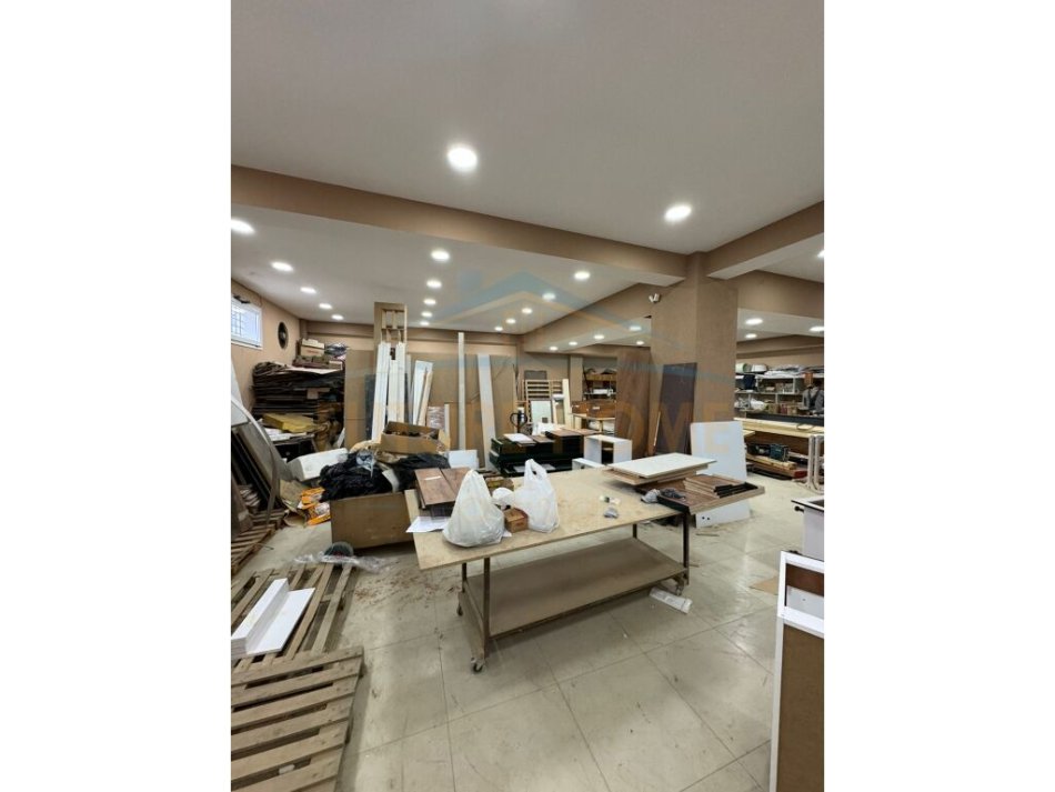 Tirane, shitet ambjent biznesi Kati -1, 250 m² 150.000 € (Kthesa e Kamzes)