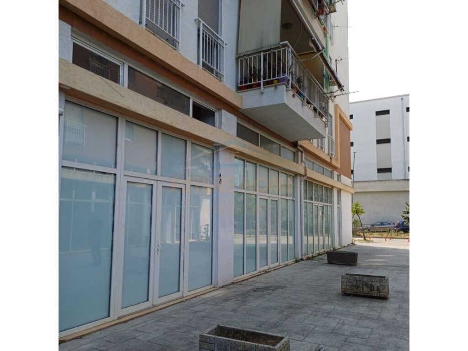 Tirane, jepet me qera ambjent biznesi Kati 0, 118 m² 1.000 € (Papa Gjon Pali 2)