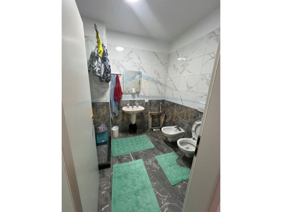 Tirane, jepet me qera apartament 1+1+Ballkon Kati 3, 60 m² 500 € (Rruga e Kavajes)