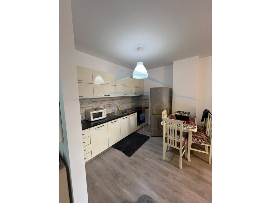 Tirane, jepet me qera apartament 1+1+Ballkon Kati 3, 60 m² 500 € (Rruga e Kavajes)