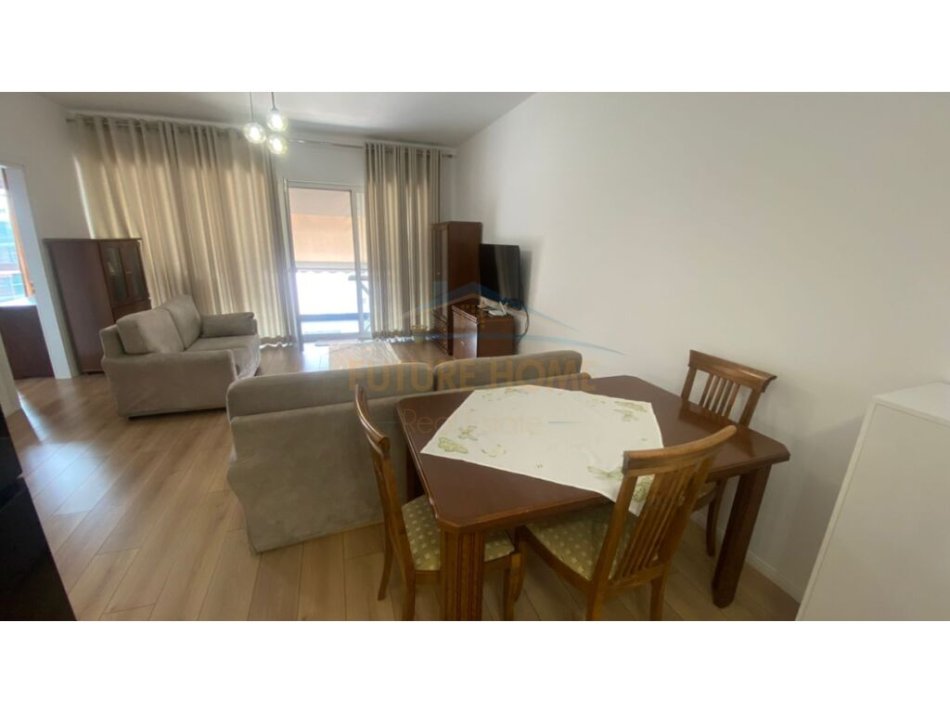 Tirane, jepet me qera apartament 1+1+Ballkon Kati 8, 87 m² 500 € (5 Maji)