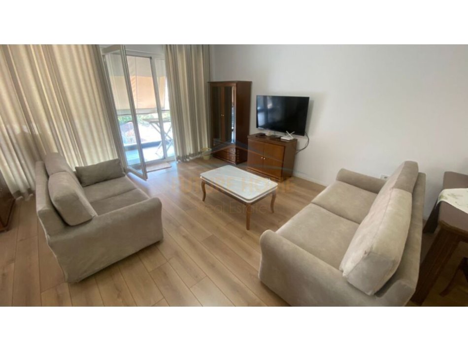 Tirane, jepet me qera apartament 1+1+Ballkon Kati 8, 87 m² 500 € (5 Maji)