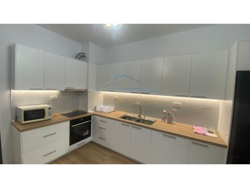 Tirane, jepet me qera apartament 1+1+Ballkon Kati 8, 87 m² 500 € (5 Maji)