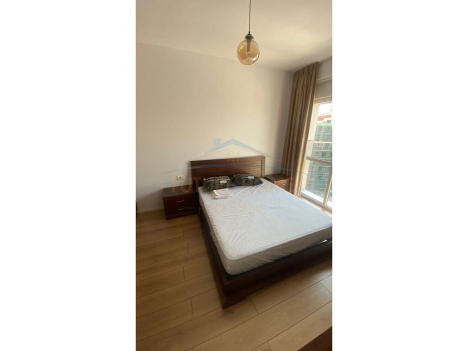 Tirane, jepet me qera apartament 1+1+Ballkon Kati 8, 87 m² 500 € (5 Maji)