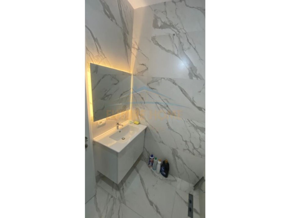Tirane, jepet me qera apartament 1+1+Ballkon Kati 8, 87 m² 500 € (5 Maji)