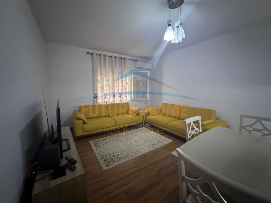 Tirane, jepet me qera apartament 2+1+Ballkon+Post Parkimi,  Kati 1, 105 m² 750 € (Liqeni i Thate)