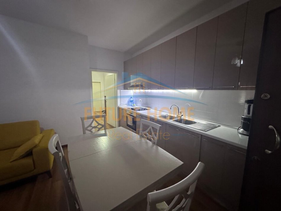 Tirane, jepet me qera apartament 2+1+Ballkon+Post Parkimi,  Kati 1, 105 m² 750 € (Liqeni i Thate)