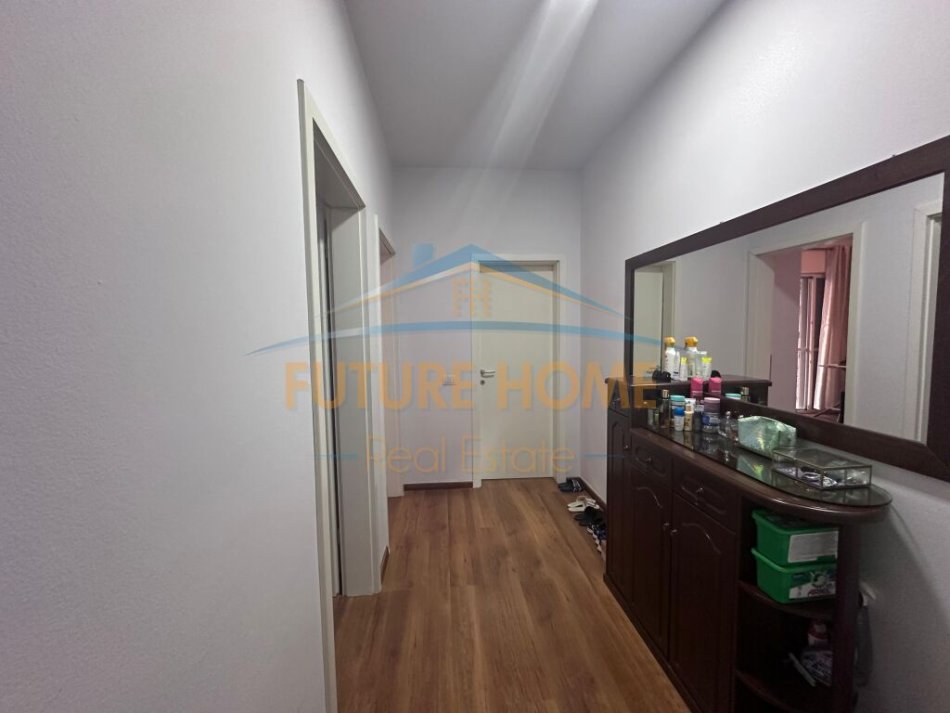 Tirane, jepet me qera apartament 2+1+Ballkon+Post Parkimi,  Kati 1, 105 m² 750 € (Liqeni i Thate)