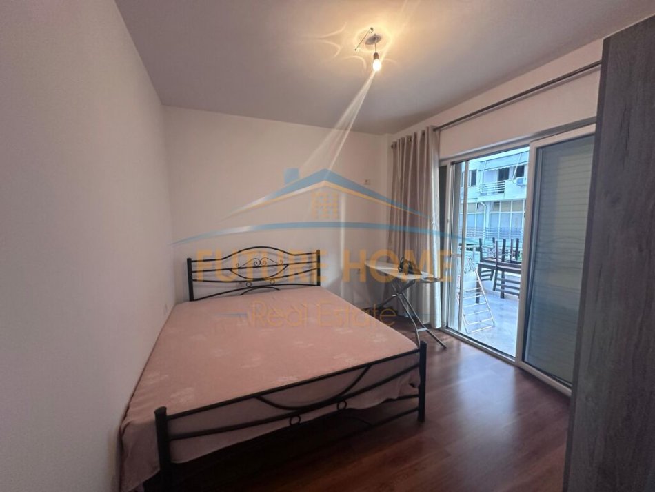 Tirane, jepet me qera apartament 2+1+Ballkon+Post Parkimi,  Kati 1, 105 m² 750 € (Liqeni i Thate)