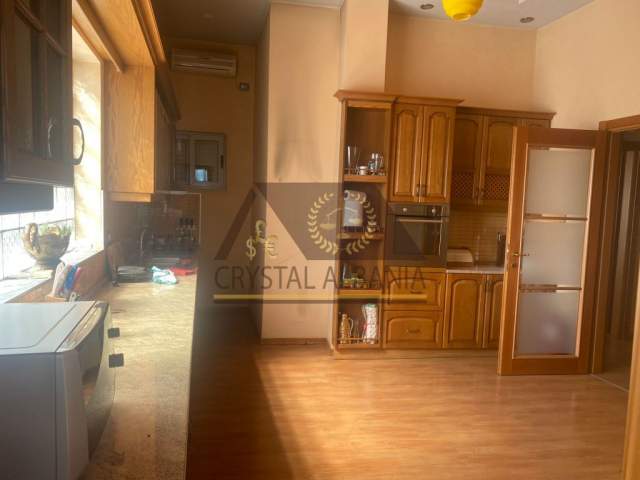 Tirane, jepet me qera apartament 4+1+A Kati 3, 200 m² 1.400 Euro