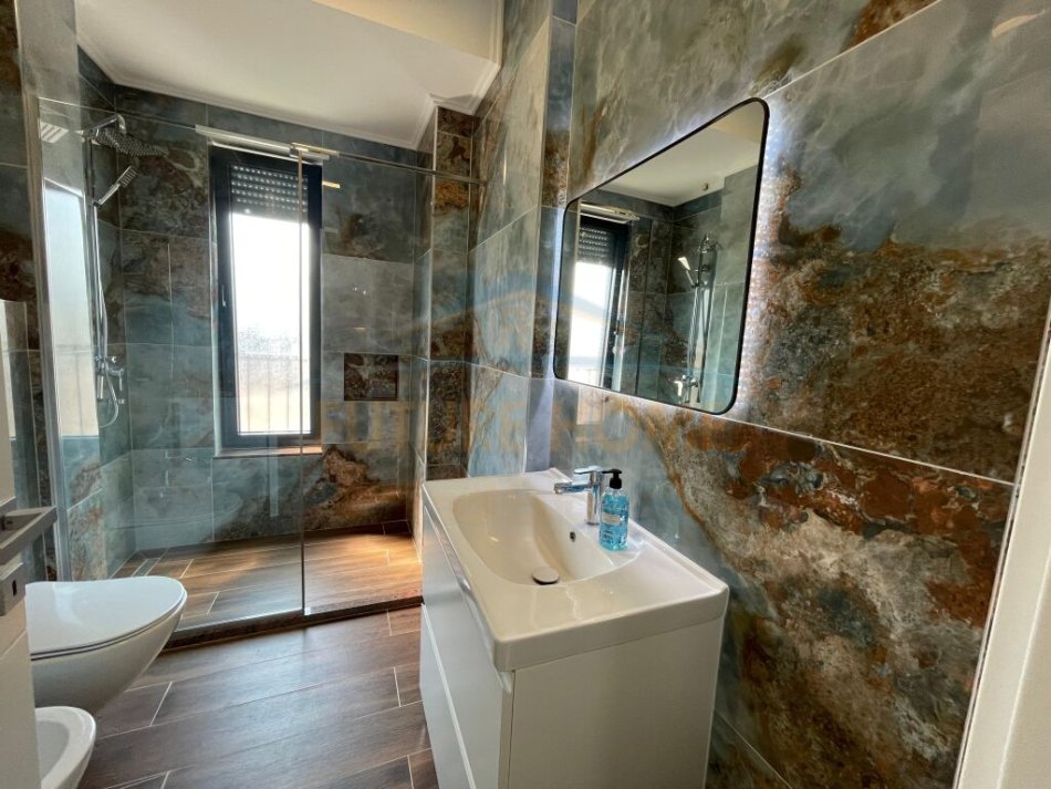 Tirane, jepet me qera apartament 2+1+Ballkon Kati 8, 99 m² 850 € (Stacioni i trenit)