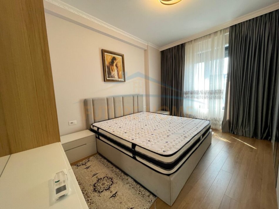 Tirane, jepet me qera apartament 2+1+Ballkon Kati 8, 99 m² 850 € (Stacioni i trenit)