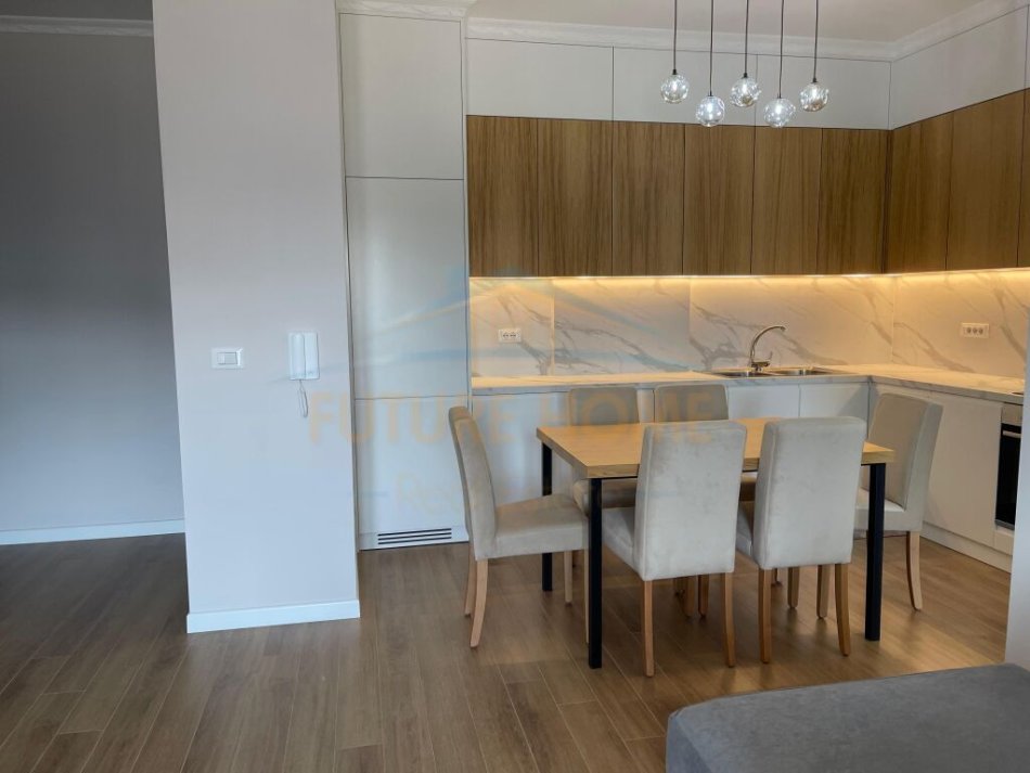 Tirane, jepet me qera apartament 2+1+Ballkon Kati 8, 99 m² 850 € (Stacioni i trenit)