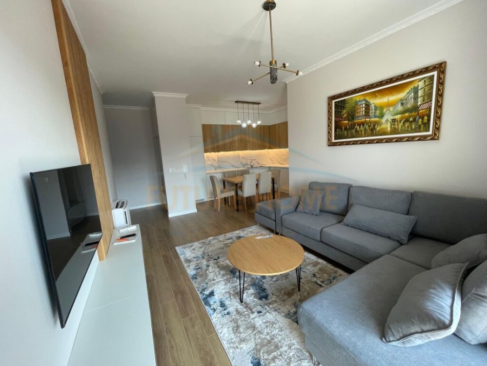 Tirane, jepet me qera apartament 2+1+Ballkon Kati 8, 99 m² 850 € (Stacioni i trenit)
