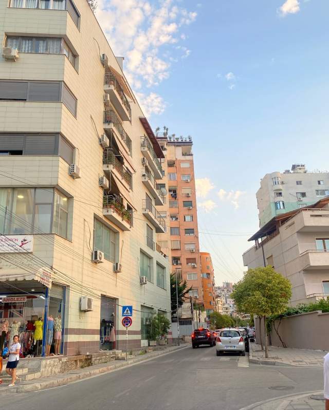 Tirane, jap me qera dyqan Kati 1, 30 m² 25.000 Leke (Komuna e Parisit)