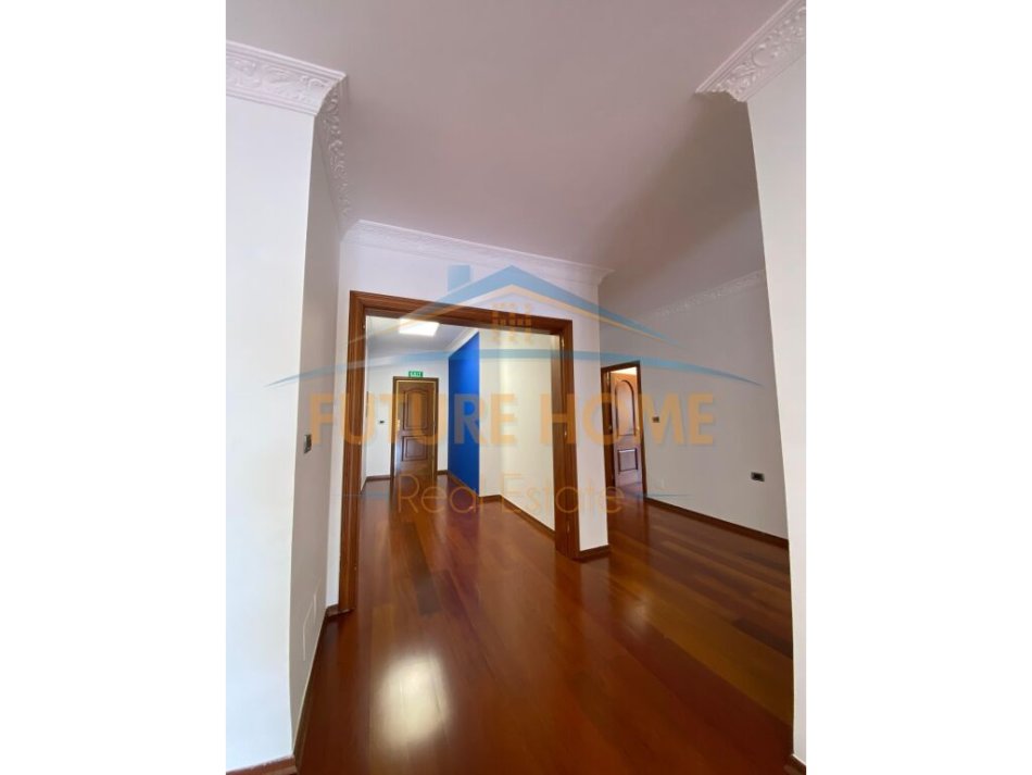 Tirane, jepet me qera zyre Kati 4, 320 m² 4.500 € (Bllok)