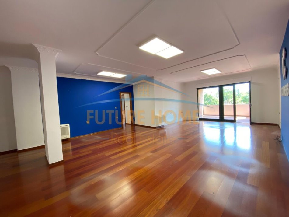 Tirane, jepet me qera ambjent biznesi Kati 4, 320 m² 4.500 € (BLLOK)