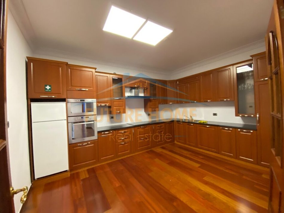 Tirane, jepet me qera ambjent biznesi Kati 4, 320 m² 4.500 € (BLLOK)