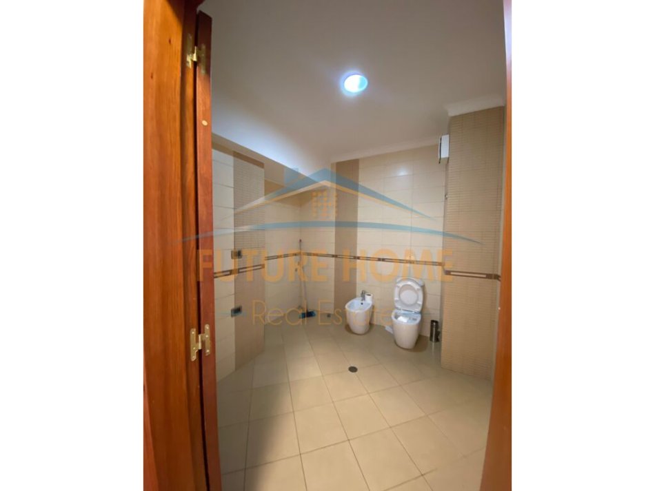 Tirane, jepet me qera zyre Kati 4, 320 m² 4.500 € (Bllok)