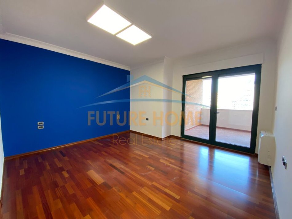 Tirane, jepet me qera zyre Kati 4, 320 m² 4.500 € (Bllok)