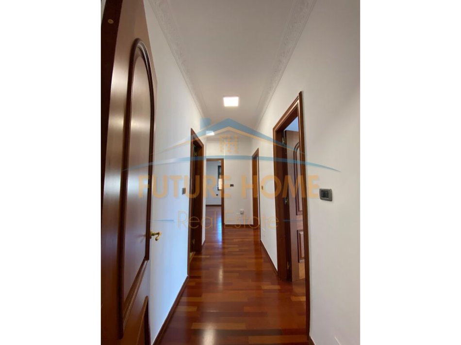 Tirane, jepet me qera ambjent biznesi Kati 4, 320 m² 4.500 € (BLLOK)