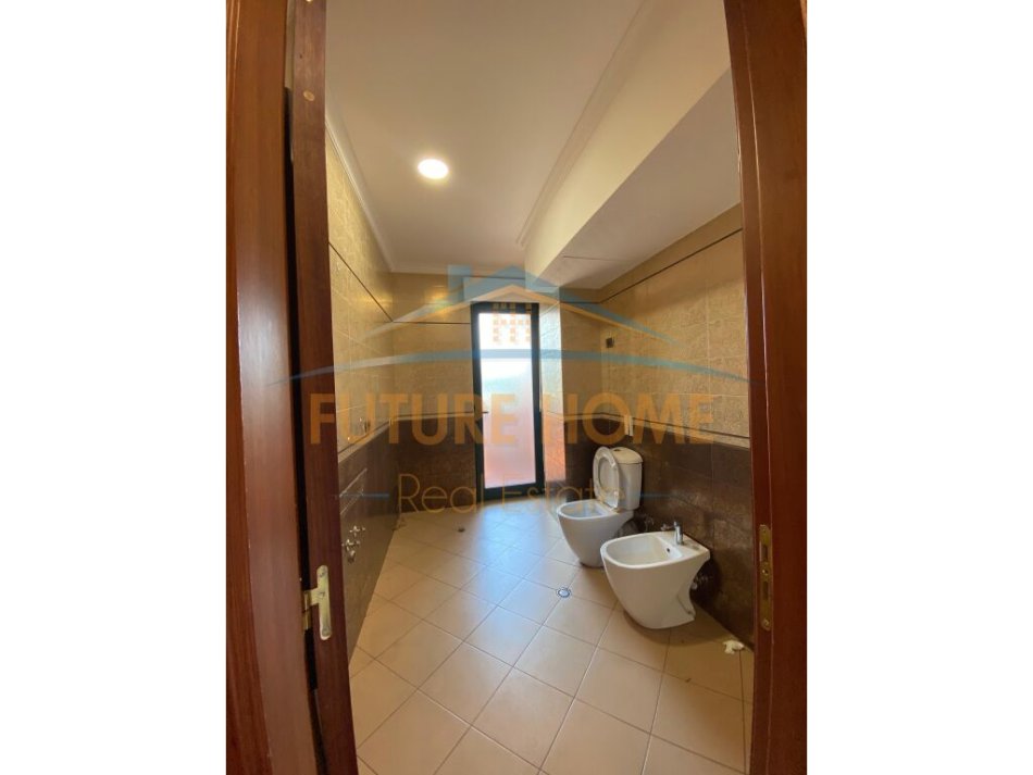 Tirane, jepet me qera zyre Kati 4, 320 m² 4.500 € (Bllok)
