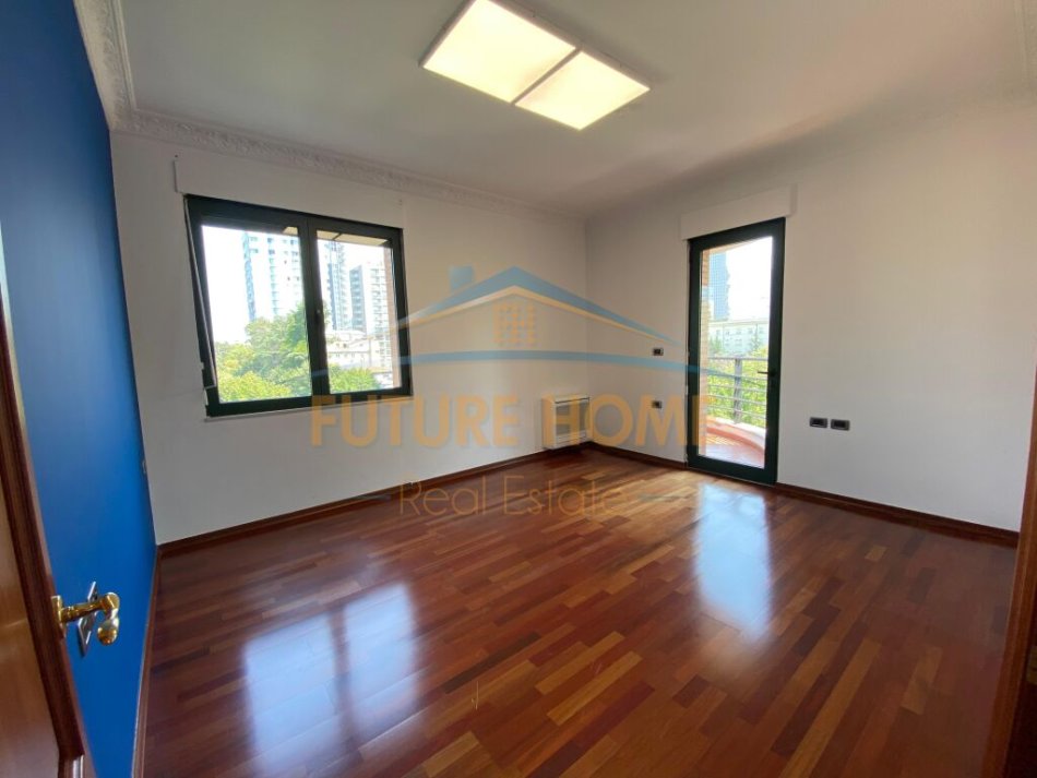 Tirane, jepet me qera ambjent biznesi Kati 4, 320 m² 4.500 € (BLLOK)