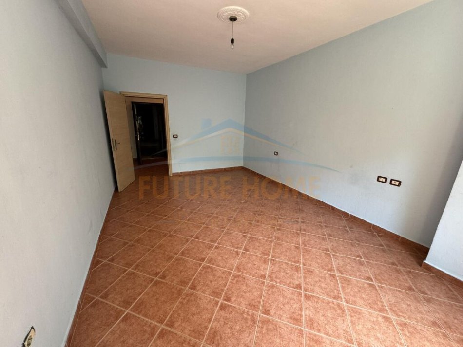 Tirane, shitet apartament 2+1+Ballkon Kati 2, 112 m² 120.000 € (Yzberisht)