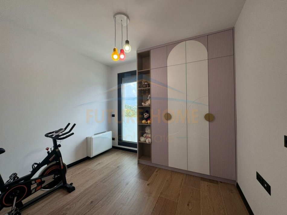 Tirane, shitet apartament 3+1+Ballkon Kati 3, 137 m² 369.000 € (Teg)