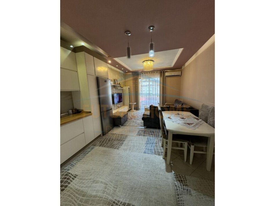 Tirane, jepet me qera apartament 2+1+Ballkon Kati 3, 120 m² 500 € (UNAZA E RE)
