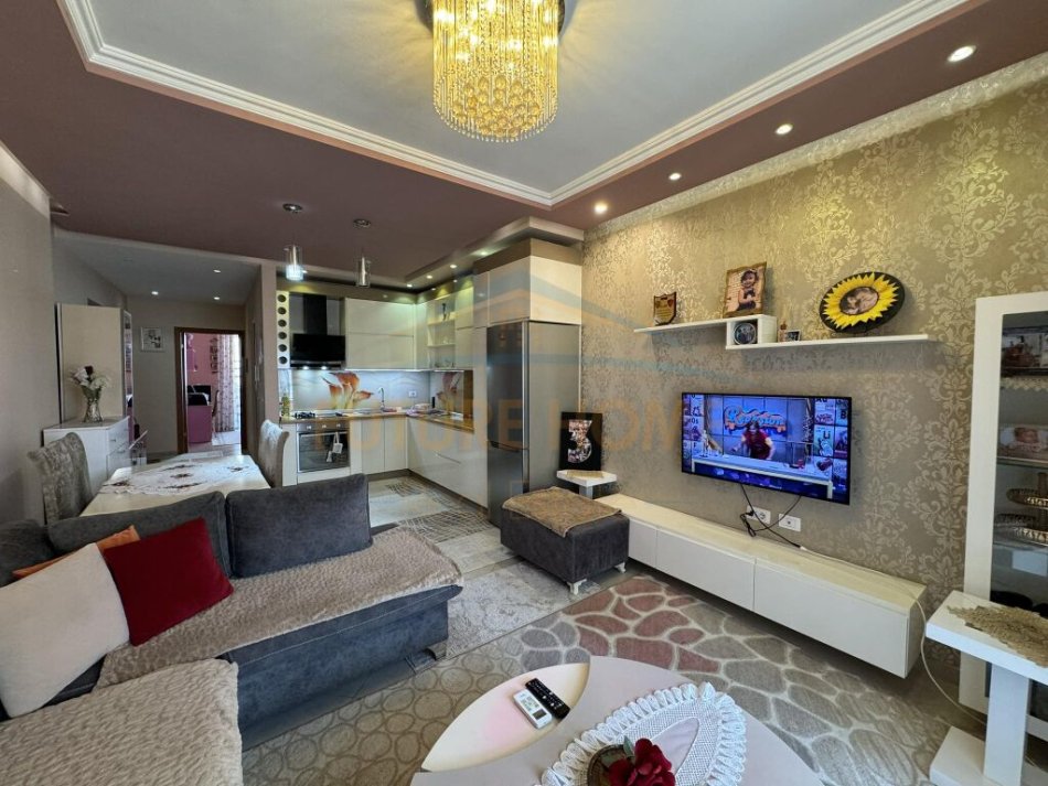 Tirane, jepet me qera apartament 2+1+Ballkon Kati 3, 120 m² 500 € (UNAZA E RE)