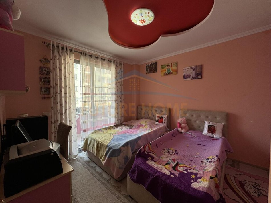 Tirane, jepet me qera apartament 2+1+Ballkon Kati 3, 120 m² 500 € (UNAZA E RE)